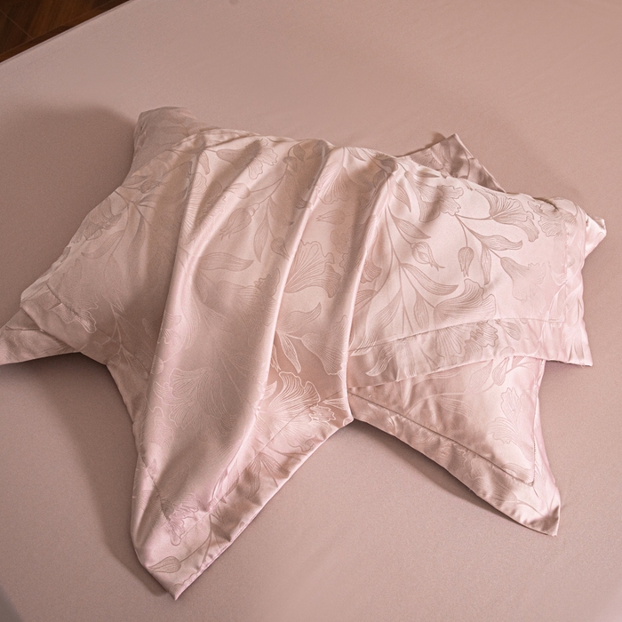 91家纺网 家纺一手货源 找家纺 金牛座家纺 2026新款高克重贡缎提花亲肤棉四件套系列 情愫-浅豆沙