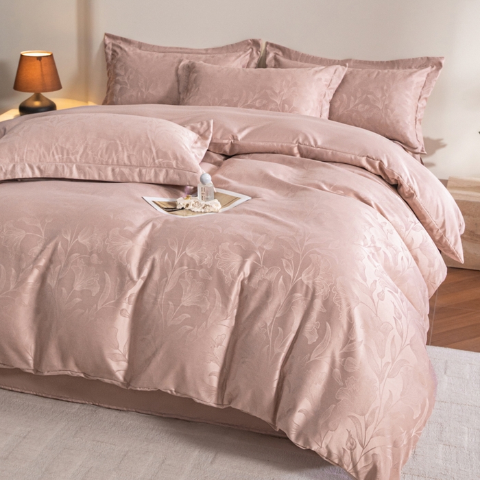 91家纺网 家纺一手货源 找家纺 金牛座家纺 2026新款高克重贡缎提花亲肤棉四件套系列 情愫-浅豆沙