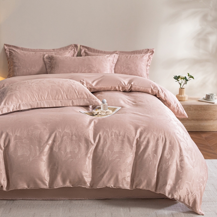 91家纺网 家纺一手货源 找家纺 金牛座家纺 2026新款高克重贡缎提花亲肤棉四件套系列 情愫-浅豆沙