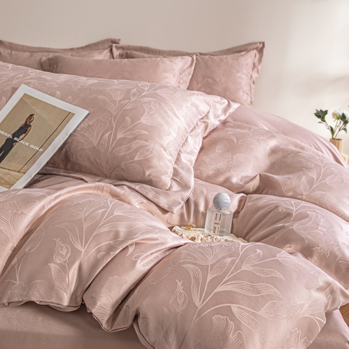 91家纺网 家纺一手货源 找家纺 金牛座家纺 2026新款高克重贡缎提花亲肤棉四件套系列 情愫-浅豆沙