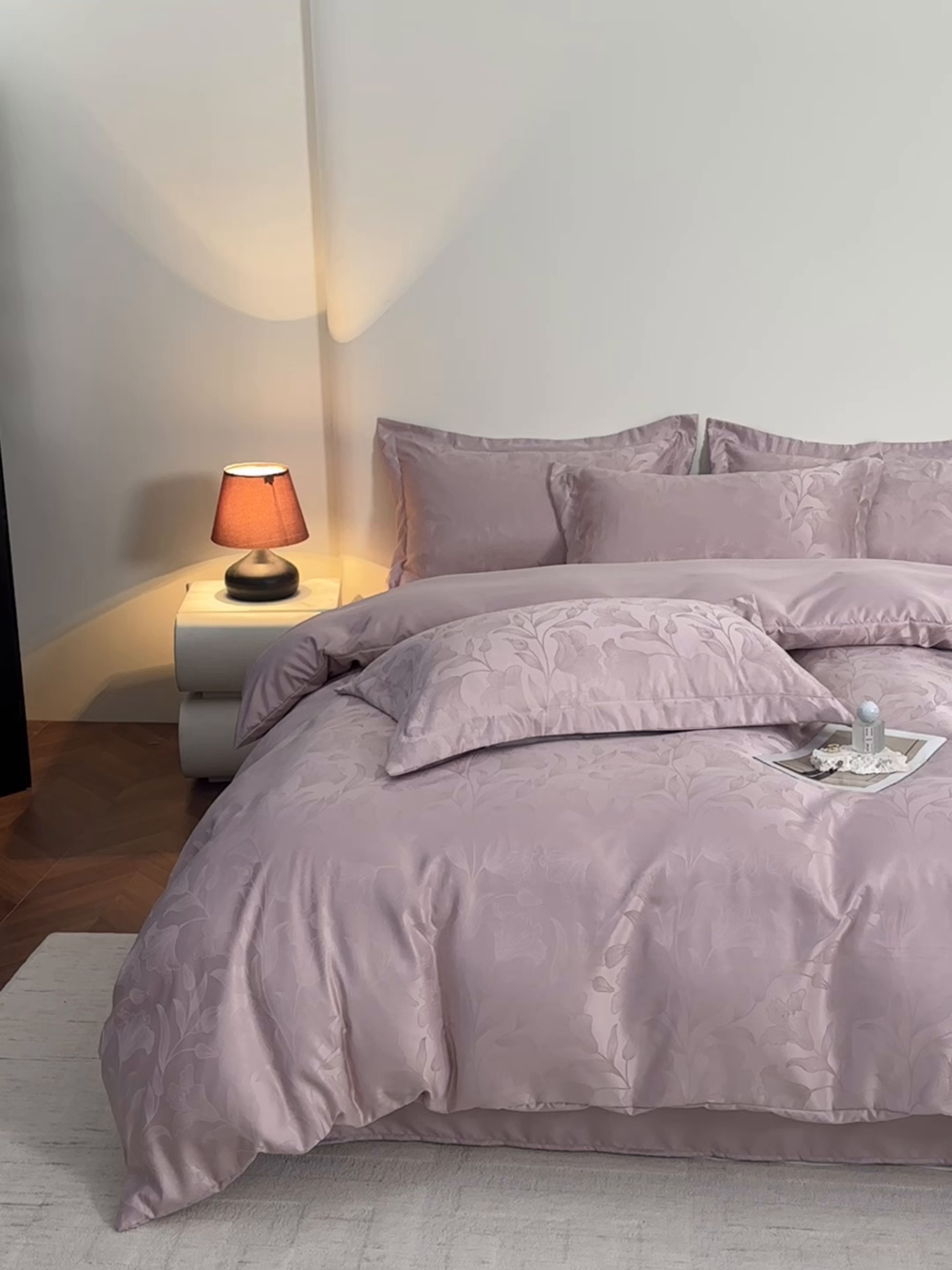 91家纺网 家纺一手货源 找家纺 金牛座家纺 2026新款高克重贡缎提花亲肤棉四件套系列 情愫-浅豆沙