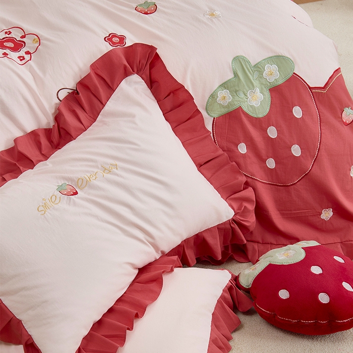 91家纺网 家纺一手货源 找家纺 绒梦里 2026新款A类全棉水洗棉贴布绣韩版花边四件套 红色小莓好