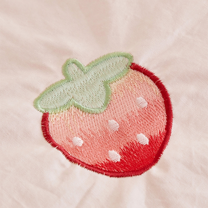 91家纺网 家纺一手货源 找家纺 绒梦里 2026新款A类全棉水洗棉贴布绣韩版花边四件套 红色小莓好