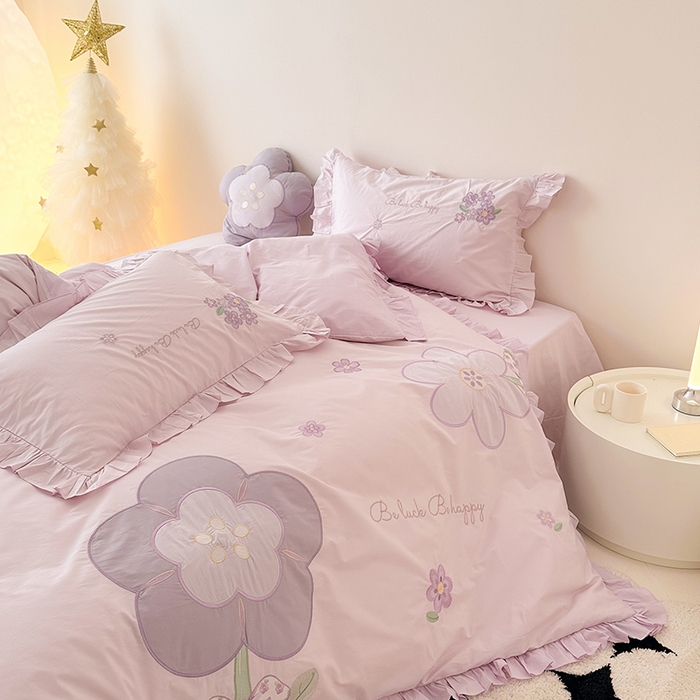 91家纺网 家纺一手货源 找家纺 绒梦里 2026新款A类全棉水洗棉贴布绣韩版花边四件套 幸运花儿-浪漫紫