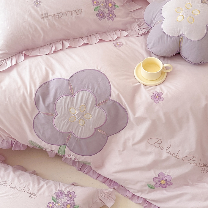 91家纺网 家纺一手货源 找家纺 绒梦里 2026新款A类全棉水洗棉贴布绣韩版花边四件套 幸运花儿-浪漫紫