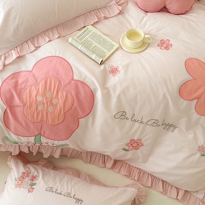 91家纺网 家纺一手货源 找家纺 绒梦里 2026新款A类全棉水洗棉贴布绣韩版花边四件套 幸运花儿-梦幻粉