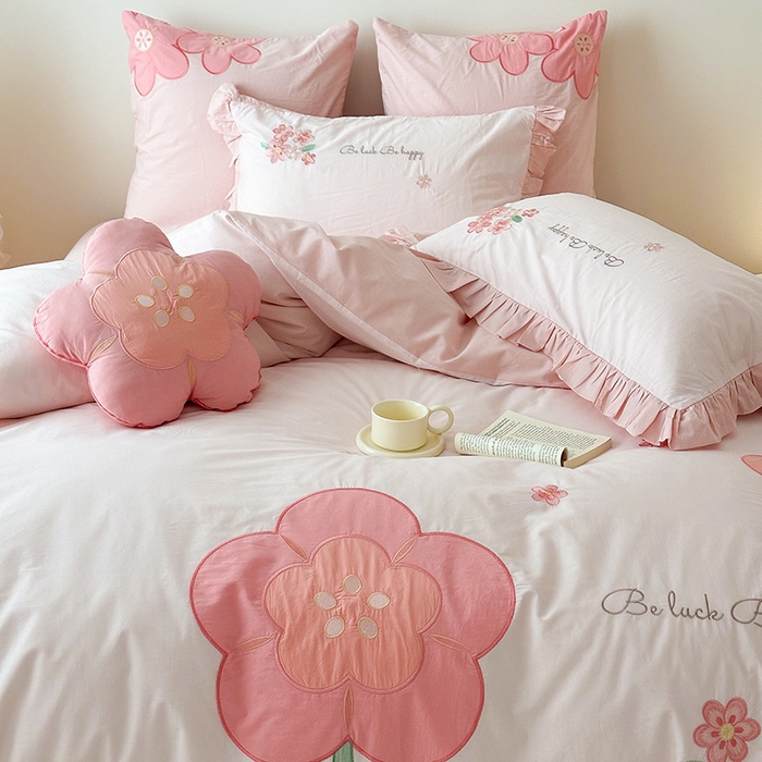 91家纺网 家纺一手货源 找家纺 绒梦里 2026新款A类全棉水洗棉贴布绣韩版花边四件套 幸运花儿-梦幻粉