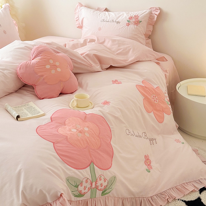 91家纺网 家纺一手货源 找家纺 绒梦里 2026新款A类全棉水洗棉贴布绣韩版花边四件套 幸运花儿-梦幻粉