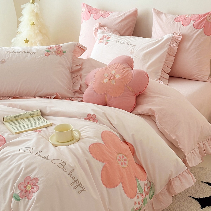 91家纺网 家纺一手货源 找家纺 绒梦里 2026新款A类全棉水洗棉贴布绣韩版花边四件套 幸运花儿-梦幻粉