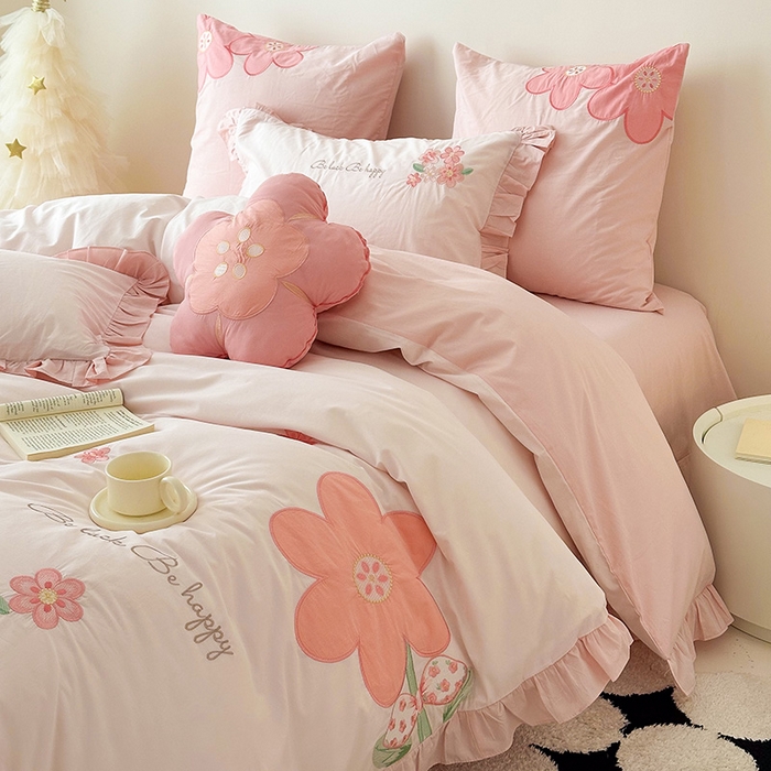 91家纺网 家纺一手货源 找家纺 绒梦里 2026新款A类全棉水洗棉贴布绣韩版花边四件套 幸运花儿-梦幻粉