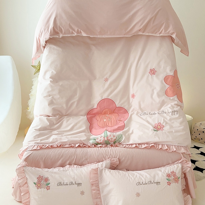 91家纺网 家纺一手货源 找家纺 绒梦里 2026新款A类全棉水洗棉贴布绣韩版花边四件套 幸运花儿-梦幻粉