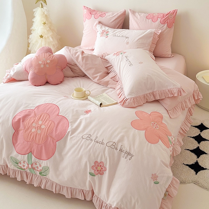 91家纺网 家纺一手货源 找家纺 绒梦里 2026新款A类全棉水洗棉贴布绣韩版花边四件套 幸运花儿-梦幻粉