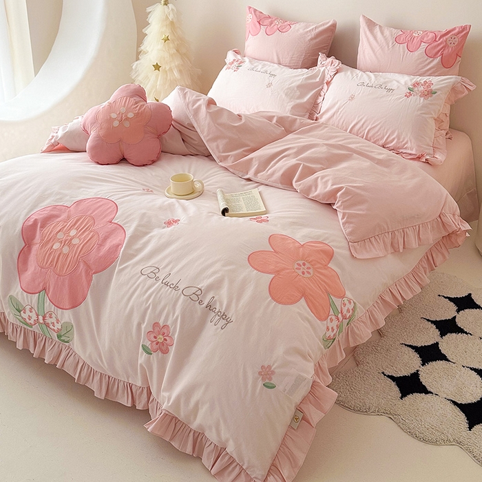 91家纺网 家纺一手货源 找家纺 绒梦里 2026新款A类全棉水洗棉贴布绣韩版花边四件套 幸运花儿-梦幻粉