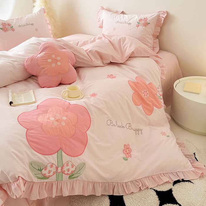 91家纺网 家纺一手货源 找家纺 绒梦里 2026新款A类全棉水洗棉贴布绣韩版花边四件套 幸运花儿-梦幻粉