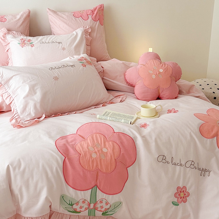 91家纺网 家纺一手货源 找家纺 绒梦里 2026新款A类全棉水洗棉贴布绣韩版花边四件套 幸运花儿-梦幻粉