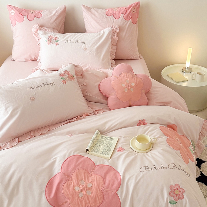 91家纺网 家纺一手货源 找家纺 绒梦里 2026新款A类全棉水洗棉贴布绣韩版花边四件套 幸运花儿-梦幻粉