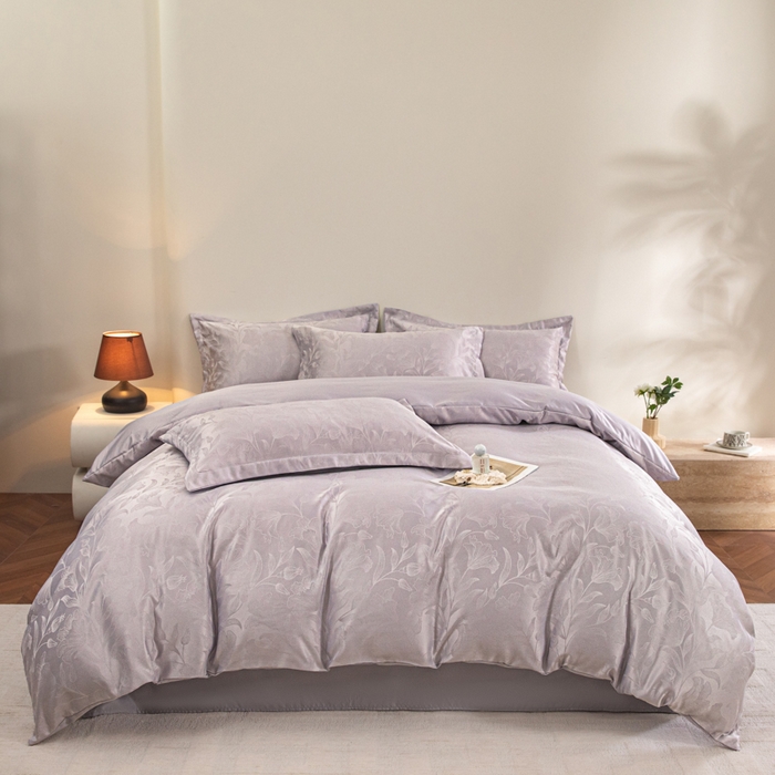 91家纺网 家纺一手货源 找家纺 金牛座家纺 2026新款高克重贡缎提花亲肤棉四件套系列 情愫-浅紫