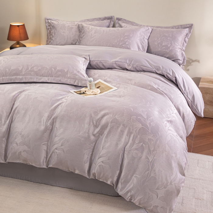 91家纺网 家纺一手货源 找家纺 金牛座家纺 2026新款高克重贡缎提花亲肤棉四件套系列 情愫-浅紫