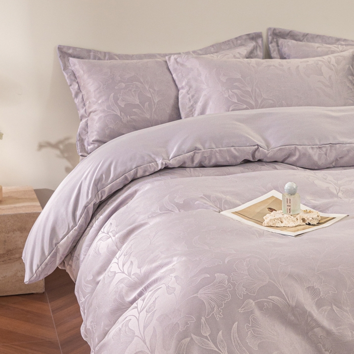 91家纺网 家纺一手货源 找家纺 金牛座家纺 2026新款高克重贡缎提花亲肤棉四件套系列 情愫-浅紫