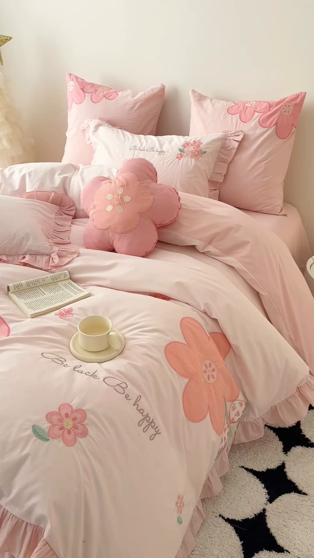 91家纺网 家纺一手货源 找家纺 绒梦里 2026新款A类全棉水洗棉贴布绣韩版花边四件套 幸运花儿-梦幻粉