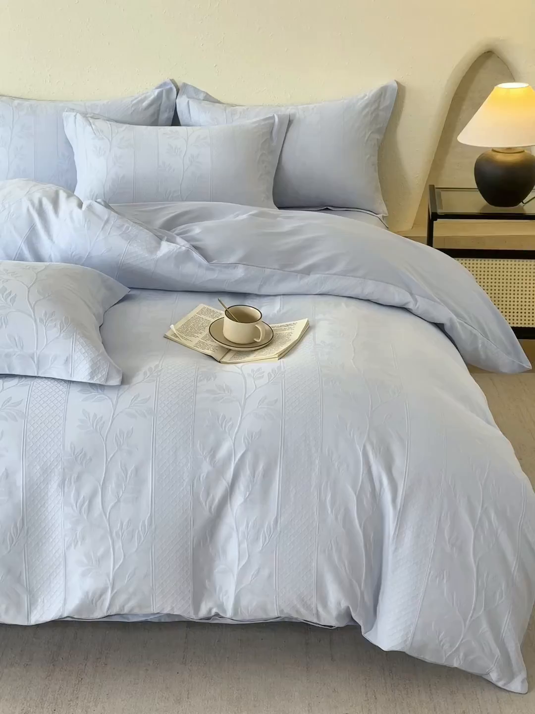 91家纺网 家纺一手货源 找家纺 梵克保罗 2026新款全棉60S长绒棉立体厚织提花单被套 芊芊叶语-云水蓝