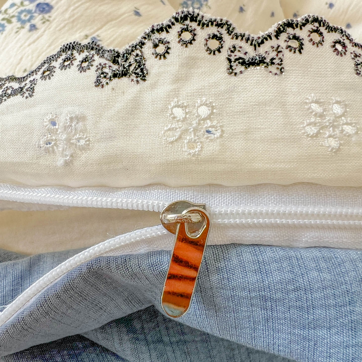 91家纺网 家纺一手货源 找家纺 晚爱家纺（原晚安家居） 2026新款蕾丝刺绣花边韩版少女公主风三层纱四件套 贩卖夏风-蓝