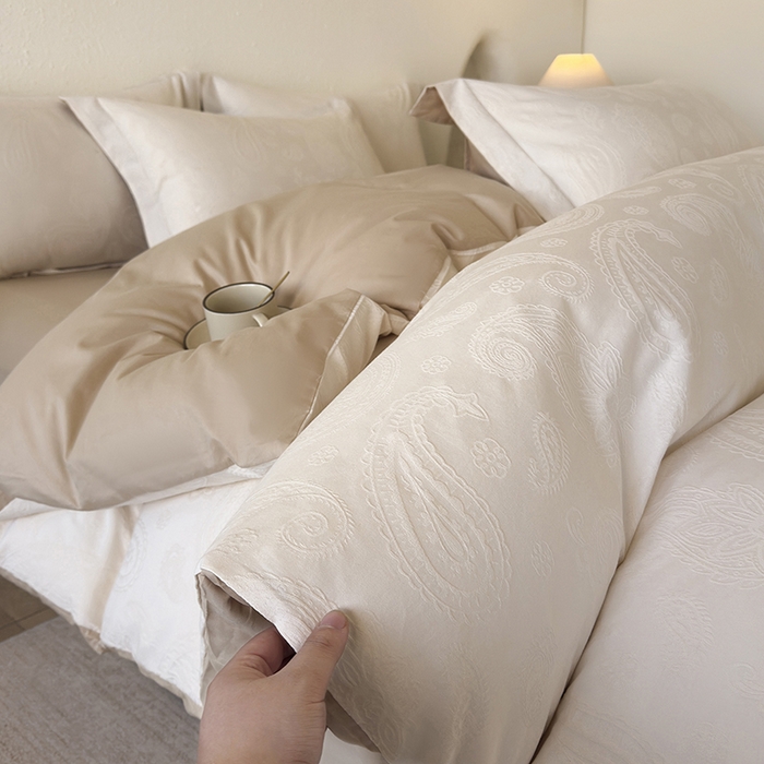 91家纺网 家纺一手货源 找家纺 梵克保罗 2026新款全棉60S长绒棉立体厚织提花单被套 腰果-米杏