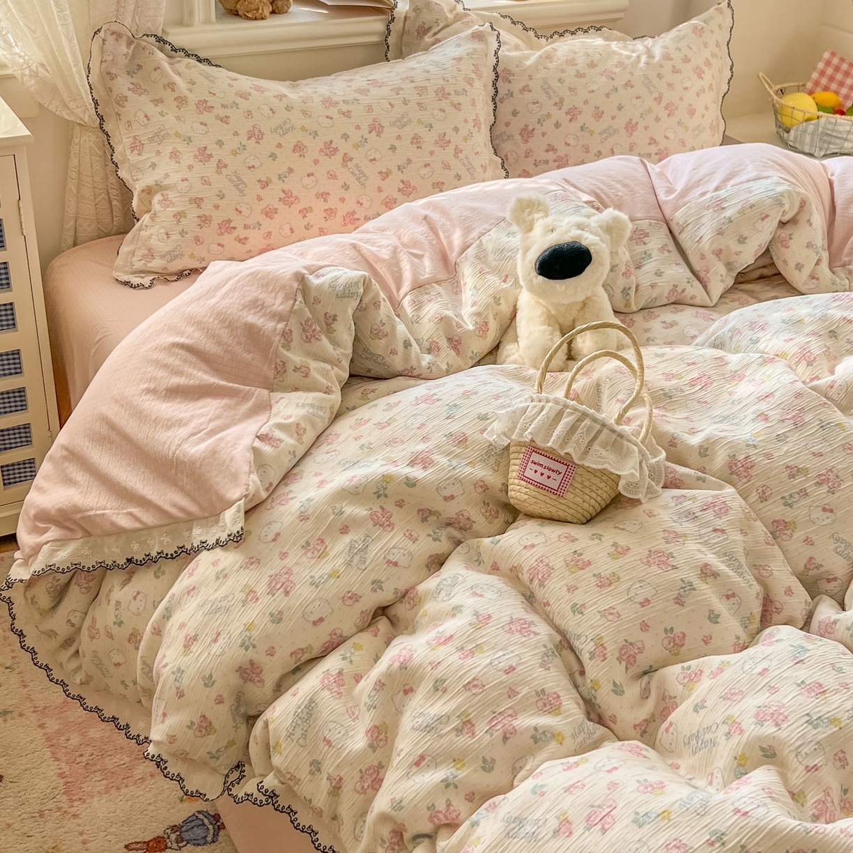 91家纺网 家纺一手货源 找家纺 晚爱家纺（原晚安家居） 2026新款蕾丝刺绣花边韩版少女公主风三层纱四件套 花丛点点猫