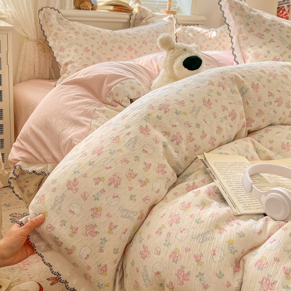 91家纺网 家纺一手货源 找家纺 晚爱家纺（原晚安家居） 2026新款蕾丝刺绣花边韩版少女公主风三层纱四件套 花丛点点猫