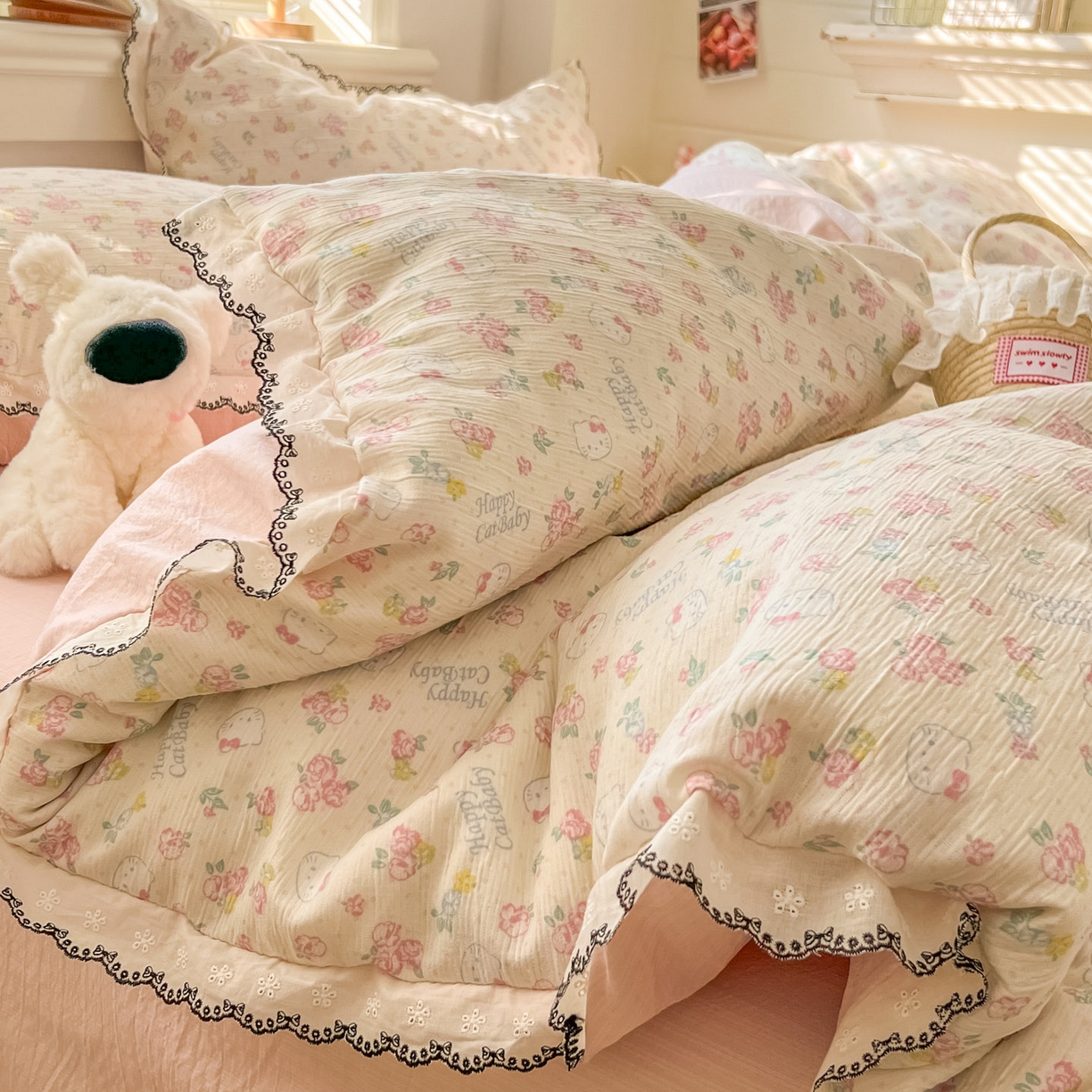 91家纺网 家纺一手货源 找家纺 晚爱家纺（原晚安家居） 2026新款蕾丝刺绣花边韩版少女公主风三层纱四件套 花丛点点猫