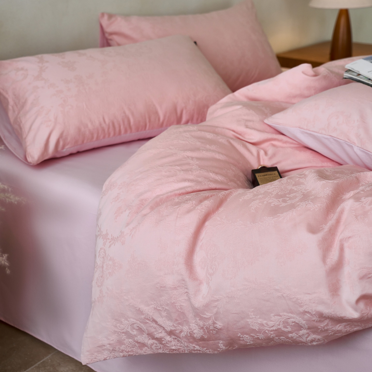 91家纺网 家纺一手货源 找家纺 小懒猪 2026新款亲肤舒适立体全棉纯棉提花四件套-系列四 花韵悠然-唯美粉