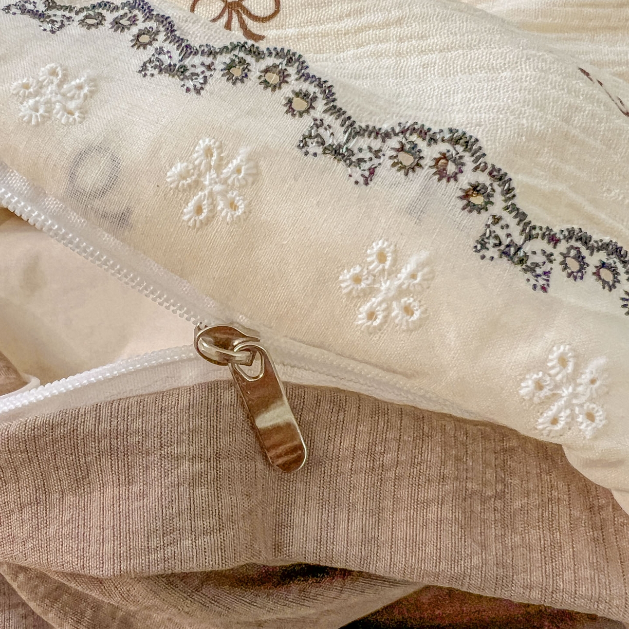 91家纺网 家纺一手货源 找家纺 晚爱家纺（原晚安家居） 2026新款蕾丝刺绣花边韩版少女公主风三层纱四件套 樱桃蝴蝶