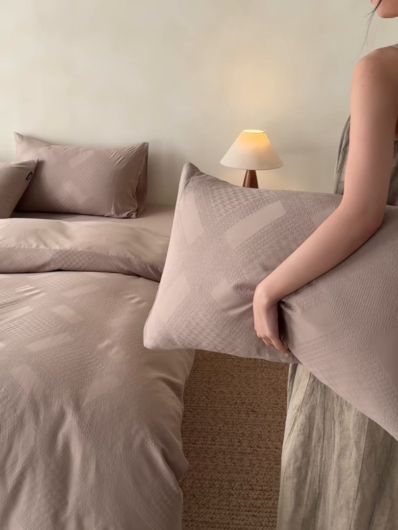 91家纺网 家纺一手货源 找家纺 小懒猪 2026新款亲肤舒适立体全棉纯棉提花四件套-系列四 千鸟格-金属灰