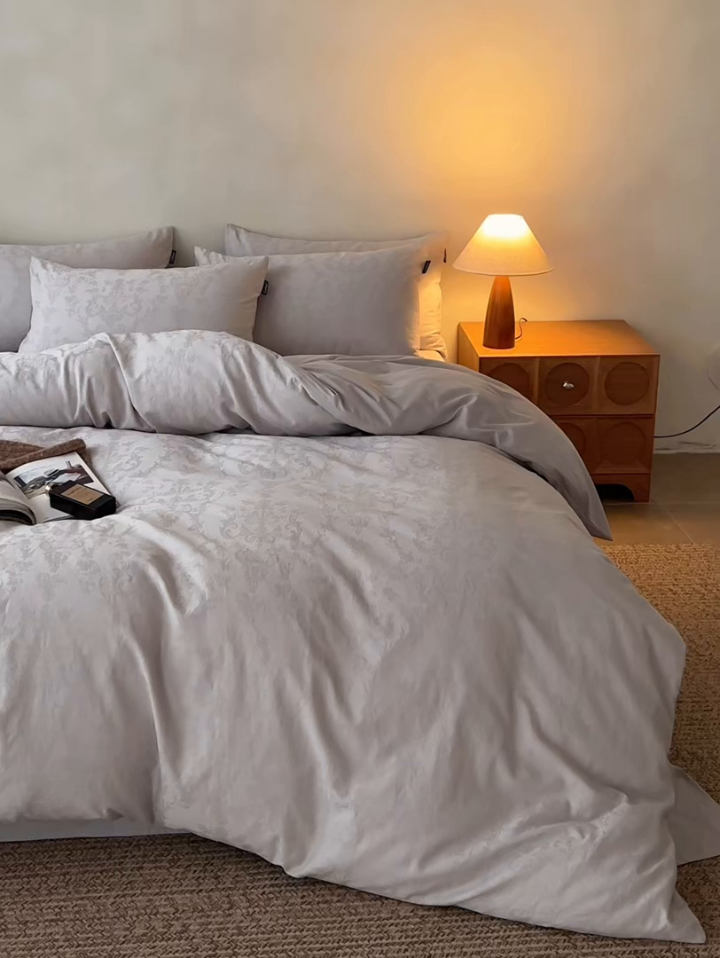 91家纺网 家纺一手货源 找家纺 小懒猪 2026新款亲肤舒适立体全棉纯棉提花四件套-系列四 花韵悠然-银灰