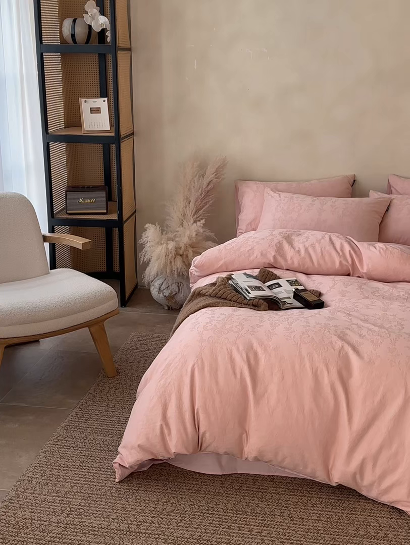 91家纺网 家纺一手货源 找家纺 小懒猪 2026新款亲肤舒适立体全棉纯棉提花四件套-系列四 花韵悠然-唯美粉