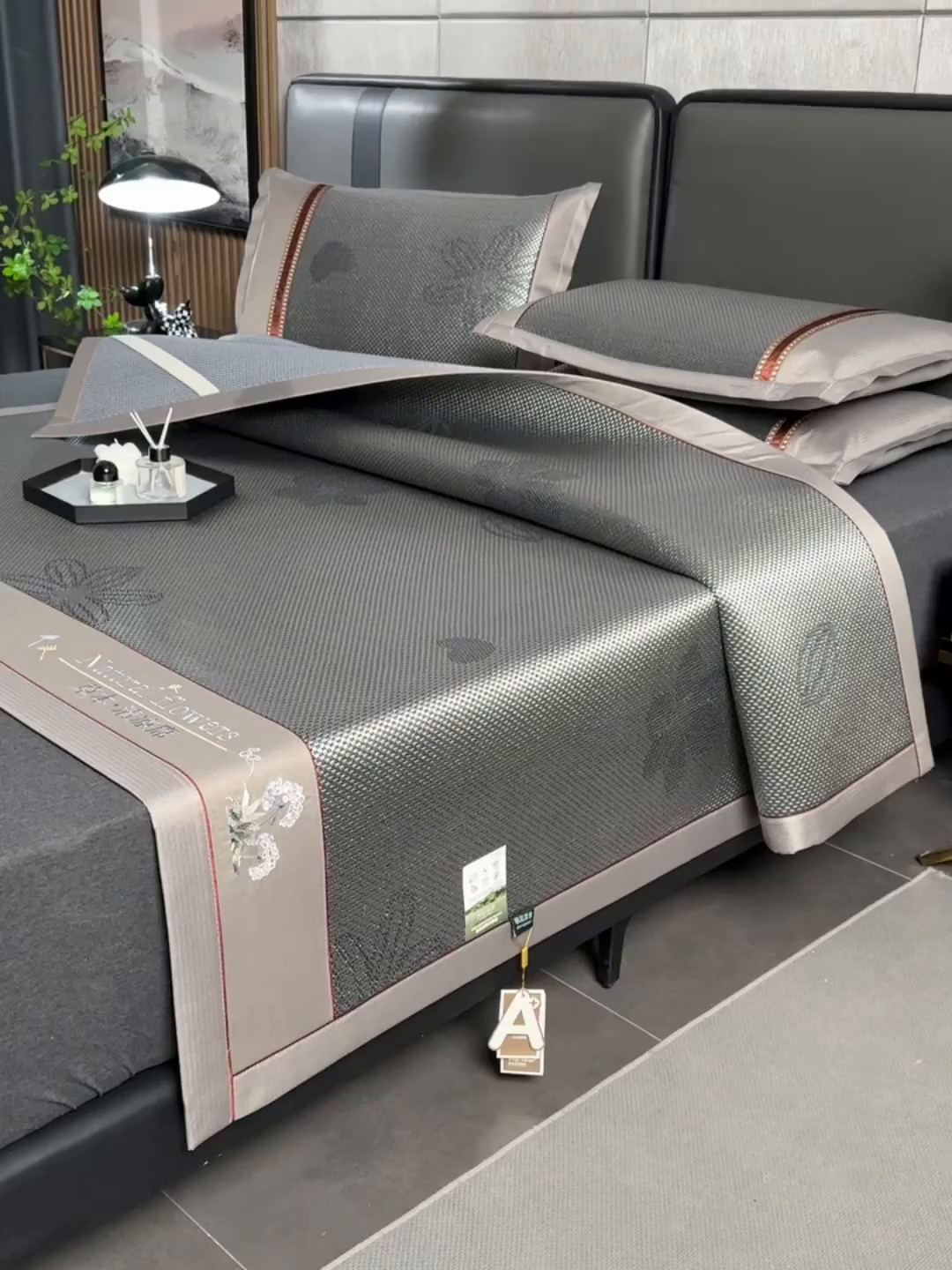 91家纺网 家纺一手货源 找家纺 小牛席业 2026新款加厚款-绣球草本清凉冰藤席系列凉席藤席冰藤席冰丝席竹席乳胶席乳胶凉席凉感豆豆席 加厚款-绣球草本清凉冰藤席（提花黑咖