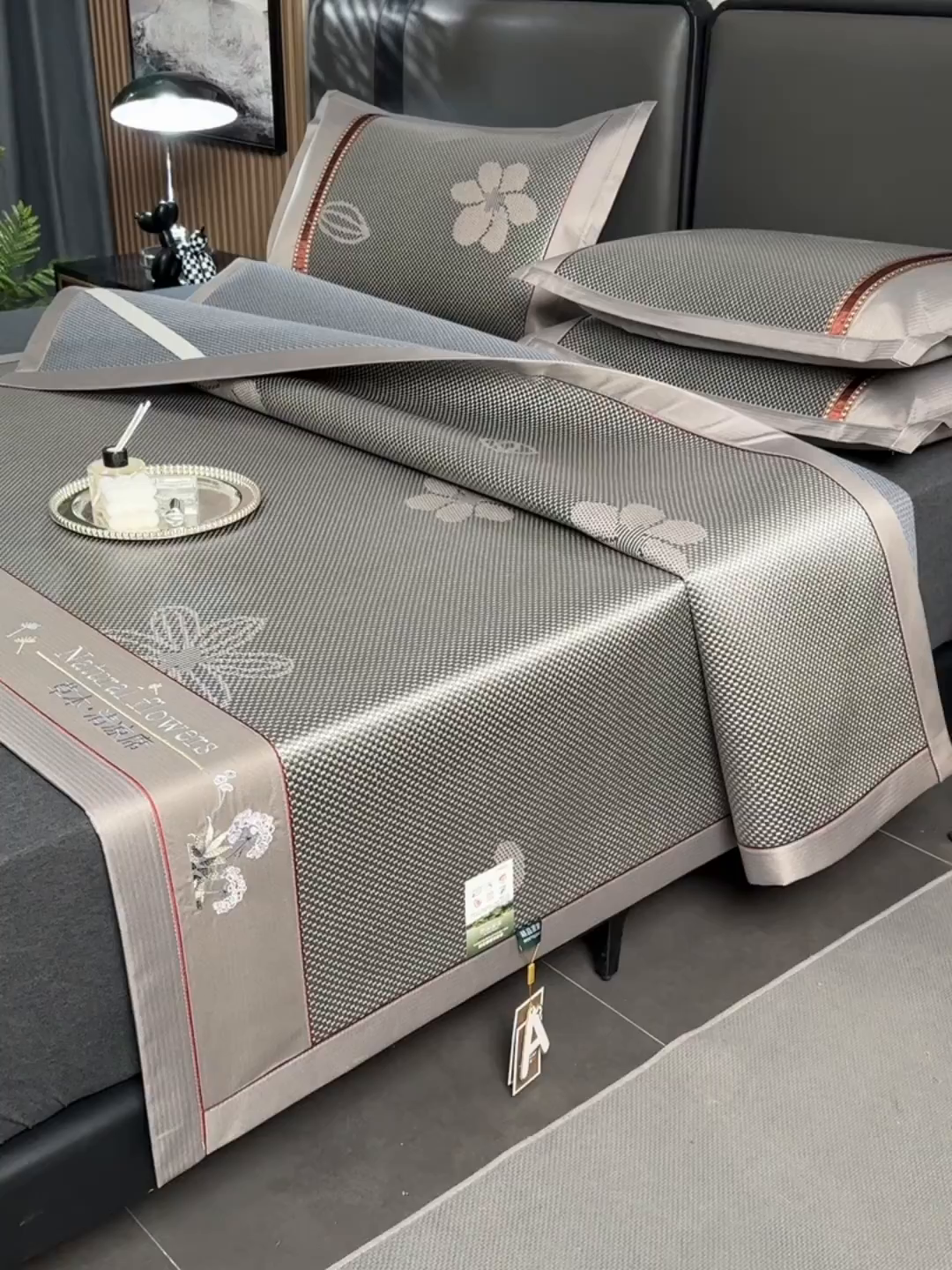 91家纺网 家纺一手货源 找家纺 小牛席业 2026新款加厚款-绣球草本清凉冰藤席系列凉席藤席冰藤席冰丝席竹席乳胶席乳胶凉席凉感豆豆席 加厚款-绣球草本清凉冰藤席（提花浅灰