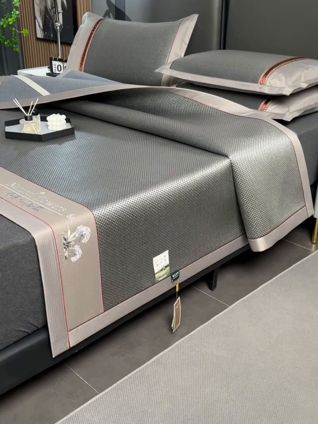 91家纺网 家纺一手货源 找家纺 小牛席业 2026新款加厚款-绣球草本清凉冰藤席系列凉席藤席冰藤席冰丝席竹席乳胶席乳胶凉席凉感豆豆席 加厚款-绣球草本冰藤席 （黑咖）