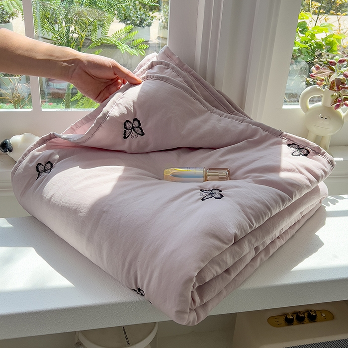 91家纺网 家纺一手货源 找家纺 兄弟坊 2026新款水洗棉大豆刺绣夏被夏凉被空调被午睡被 蝴蝶-红灰