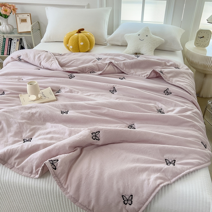 91家纺网 家纺一手货源 找家纺 兄弟坊 2026新款水洗棉大豆刺绣夏被夏凉被空调被午睡被 蝴蝶-红灰