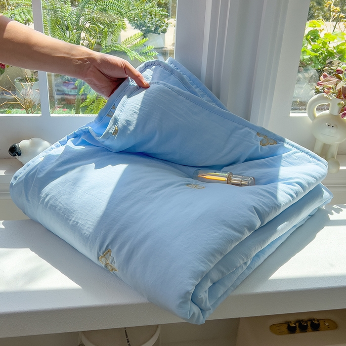 91家纺网 家纺一手货源 找家纺 兄弟坊 2026新款水洗棉大豆刺绣夏被夏凉被空调被午睡被 蝴蝶-蓝白