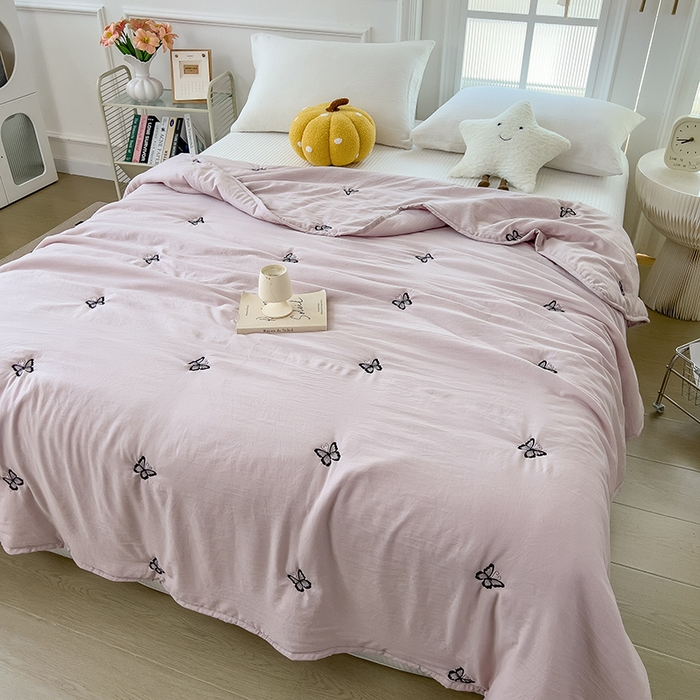 91家纺网 家纺一手货源 找家纺 兄弟坊 2026新款水洗棉大豆刺绣夏被夏凉被空调被午睡被 蝴蝶-红灰