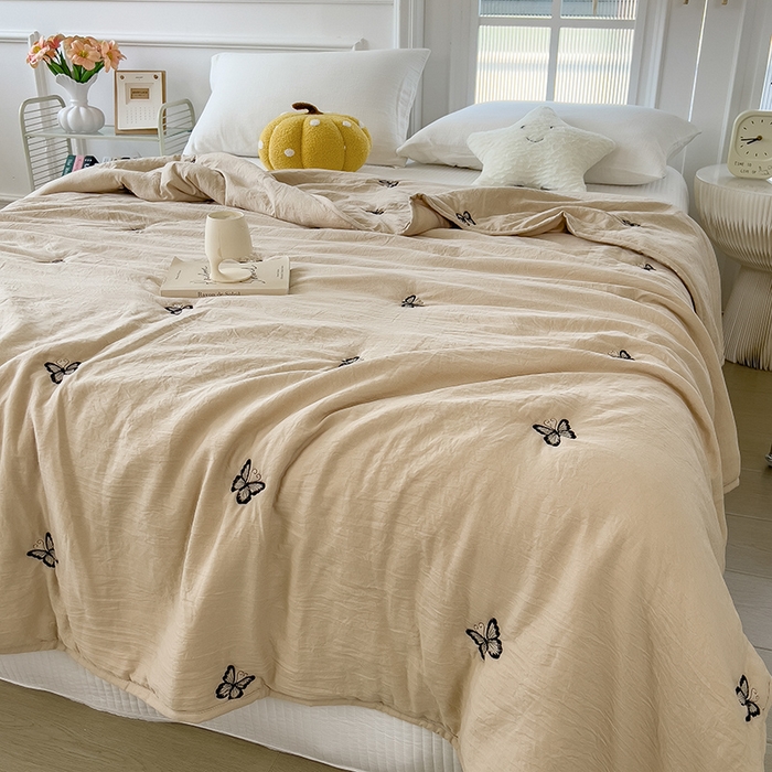 91家纺网 家纺一手货源 找家纺 兄弟坊 2026新款水洗棉大豆刺绣夏被夏凉被空调被午睡被 蝴蝶-卡其