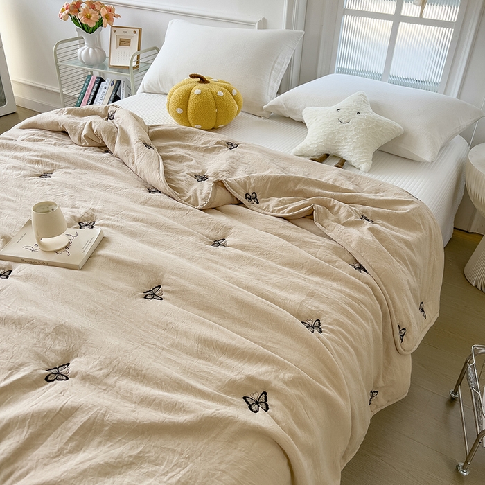 91家纺网 家纺一手货源 找家纺 兄弟坊 2026新款水洗棉大豆刺绣夏被夏凉被空调被午睡被 蝴蝶-卡其