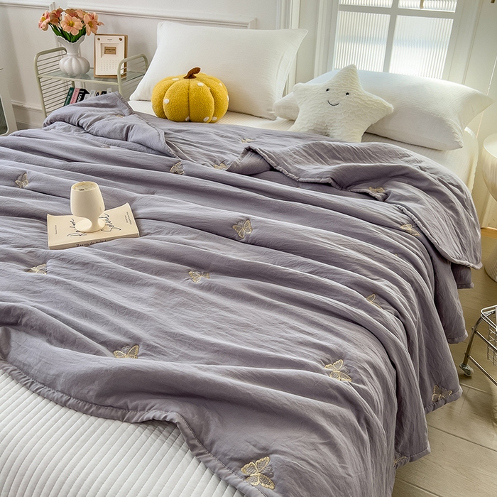 91家纺网 家纺一手货源 找家纺 兄弟坊 2026新款水洗棉大豆刺绣夏被夏凉被空调被午睡被 蝴蝶-灰