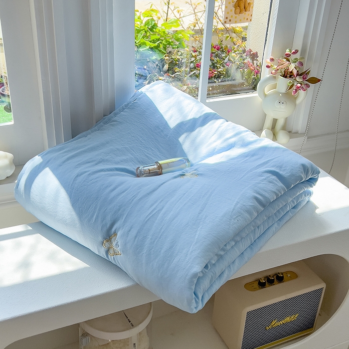 91家纺网 家纺一手货源 找家纺 兄弟坊 2026新款水洗棉大豆刺绣夏被夏凉被空调被午睡被 蝴蝶-蓝白