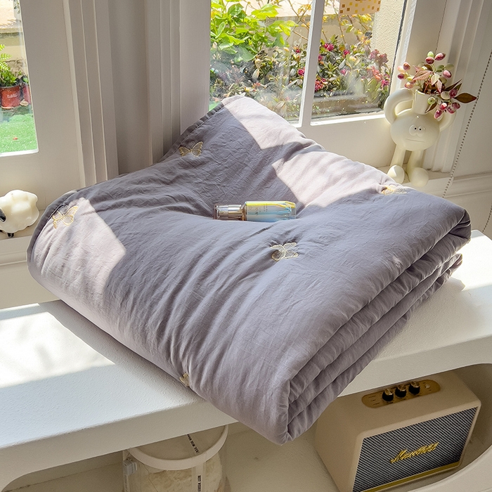 91家纺网 家纺一手货源 找家纺 兄弟坊 2026新款水洗棉大豆刺绣夏被夏凉被空调被午睡被 蝴蝶-灰