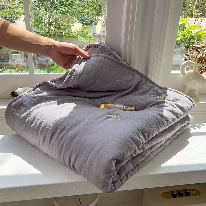 91家纺网 家纺一手货源 找家纺 兄弟坊 2026新款水洗棉大豆刺绣夏被夏凉被空调被午睡被 蝴蝶-灰