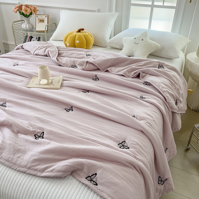 91家纺网 家纺一手货源 找家纺 兄弟坊 2026新款水洗棉大豆刺绣夏被夏凉被空调被午睡被 蝴蝶-红灰