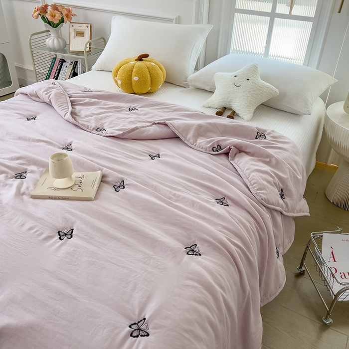 91家纺网 家纺一手货源 找家纺 兄弟坊 2026新款水洗棉大豆刺绣夏被夏凉被空调被午睡被 蝴蝶-红灰